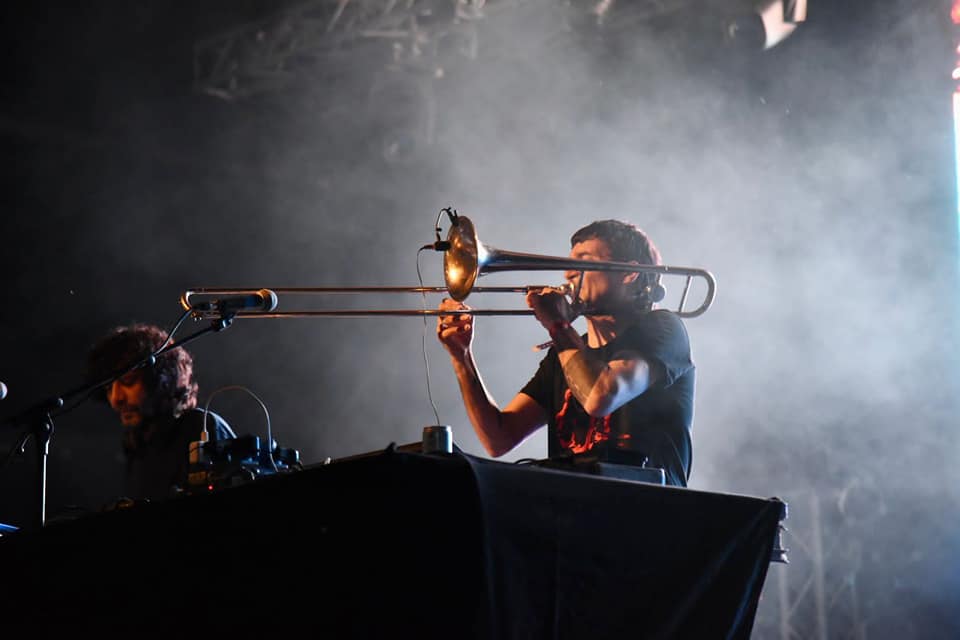 Gianluca Petrella si esibisce al trombone insieme a Dj Gruff