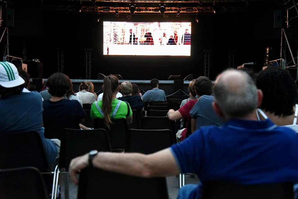 Il pubblico assiste al film The Present di Farah Nabulsi